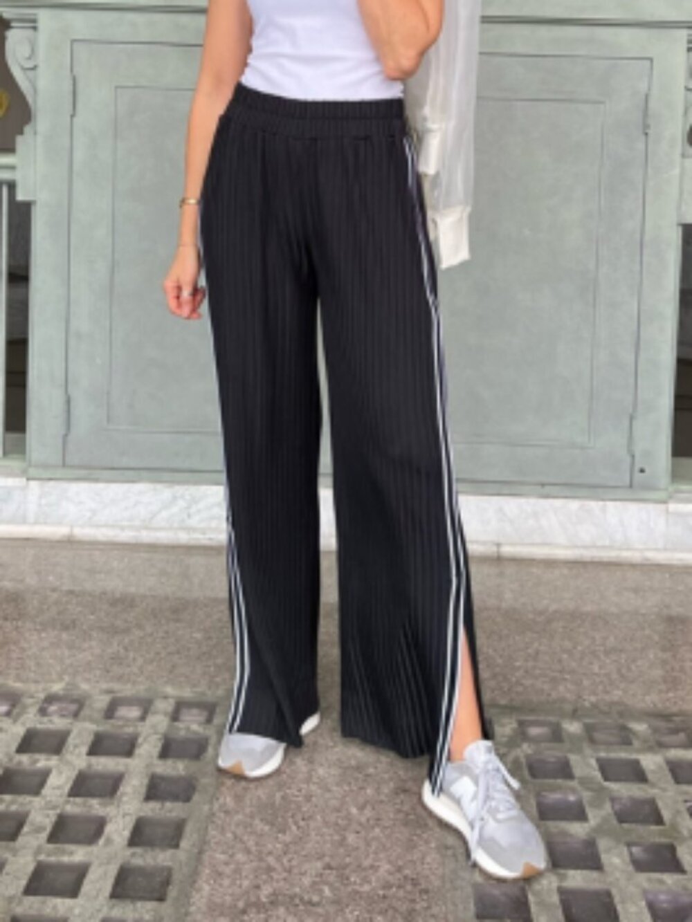 GSTQ Fadeaway Black Wide-Leg Ribbed Side Strip Track Pants